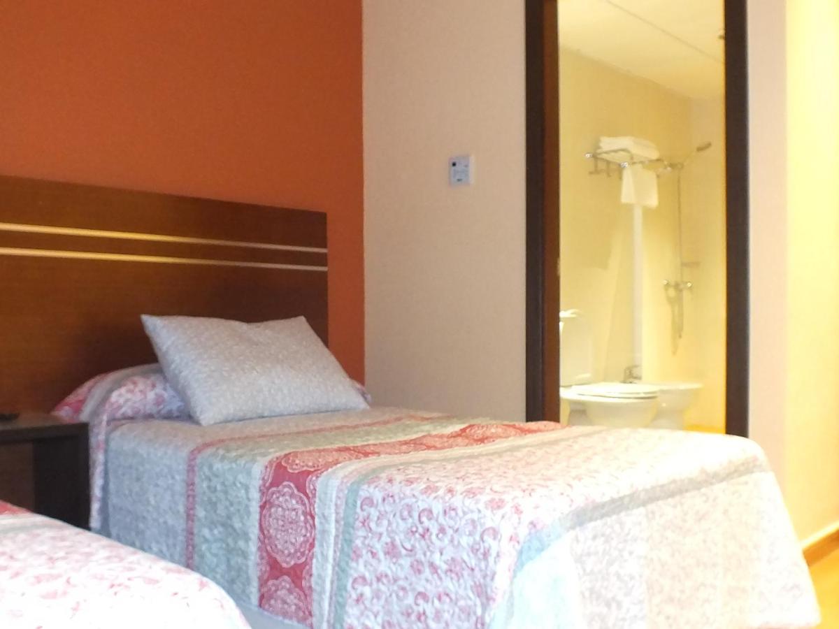 Motel Los Abedules Овиедо Екстериор снимка