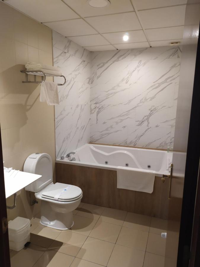 Motel Los Abedules Овиедо Екстериор снимка