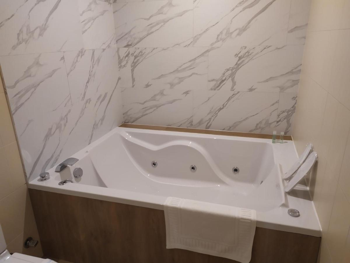 Motel Los Abedules Овиедо Екстериор снимка