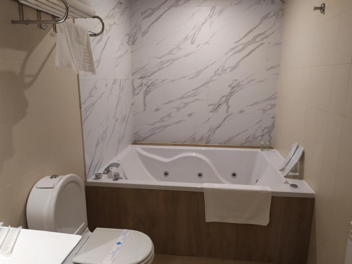 Motel Los Abedules Овиедо Екстериор снимка
